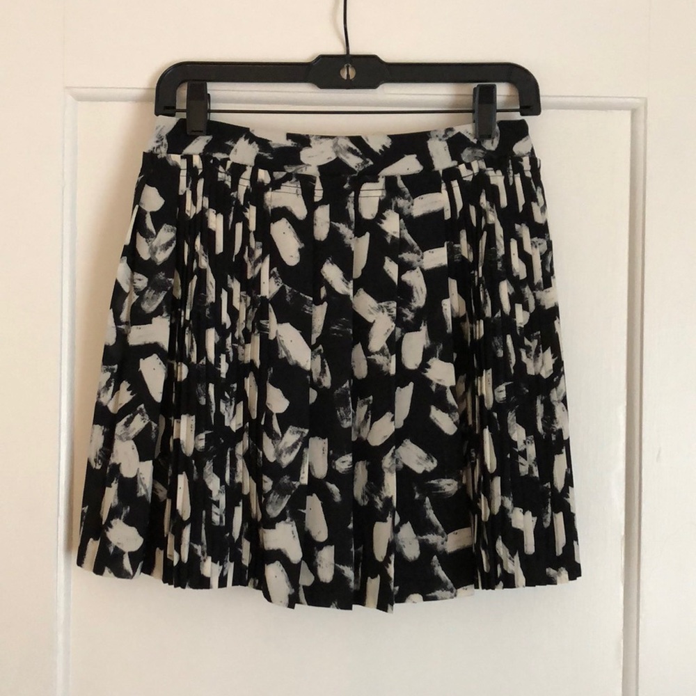 BANANA REPUBLIC Black and White Pleated Skirt